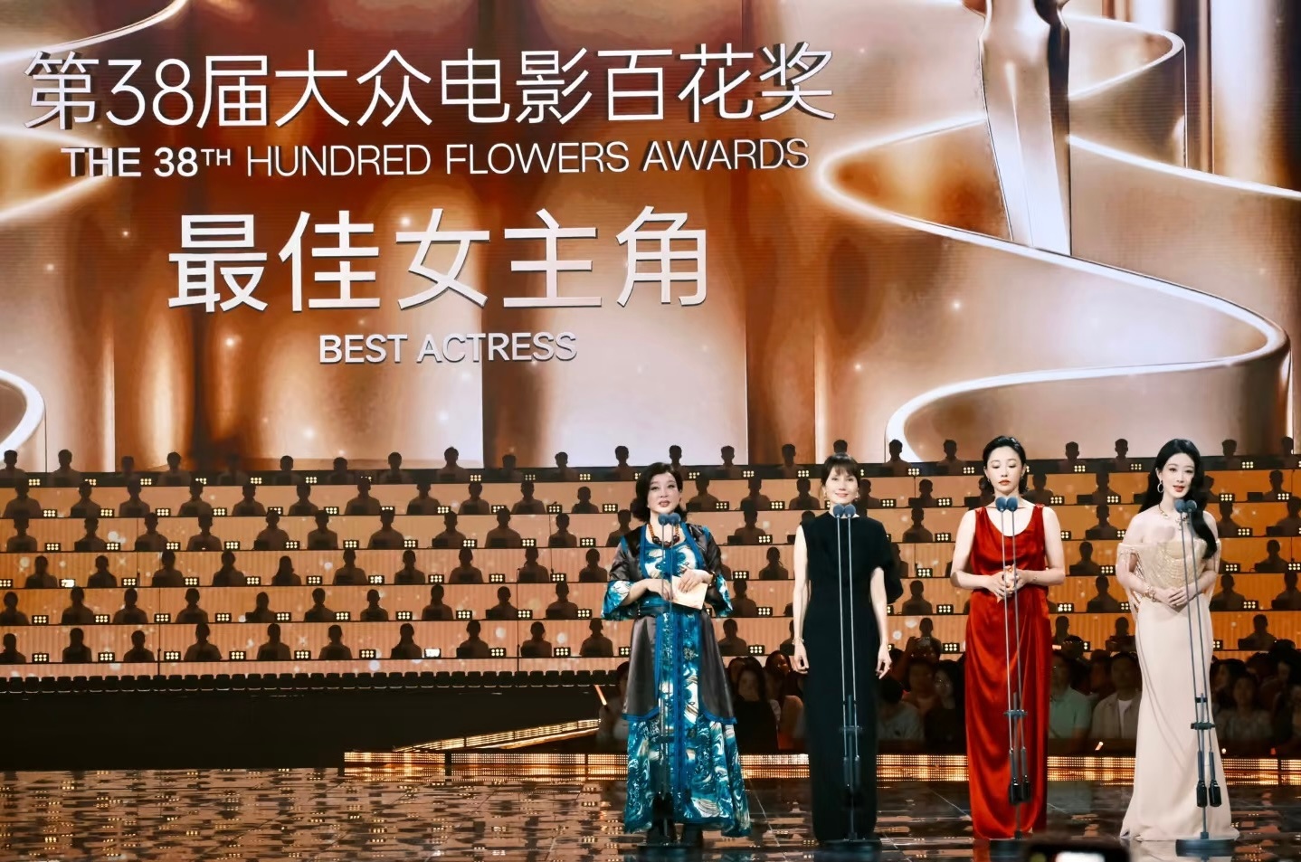 刘晓庆 女帝和她的将相 这张封神图大出圈，紫神就是这样自带光芒！每个时代都有每个