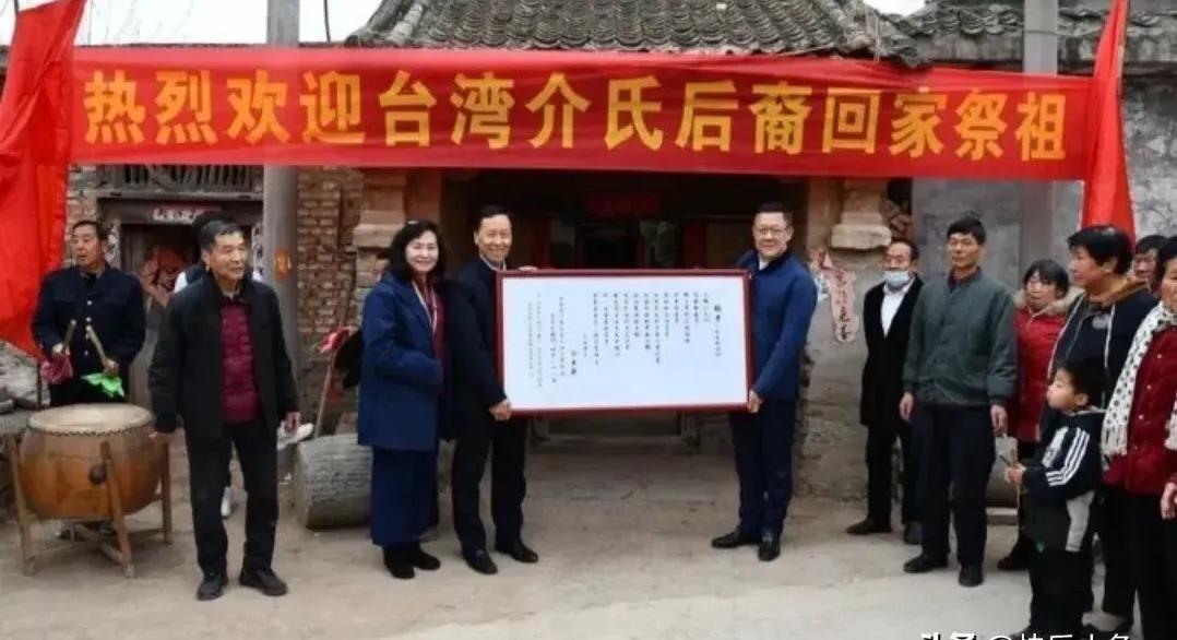 台湾知名政论媒体人介文汲回河南卫辉市庞寨乡小屯村老家祭祖，受到老家乡亲的热烈欢迎