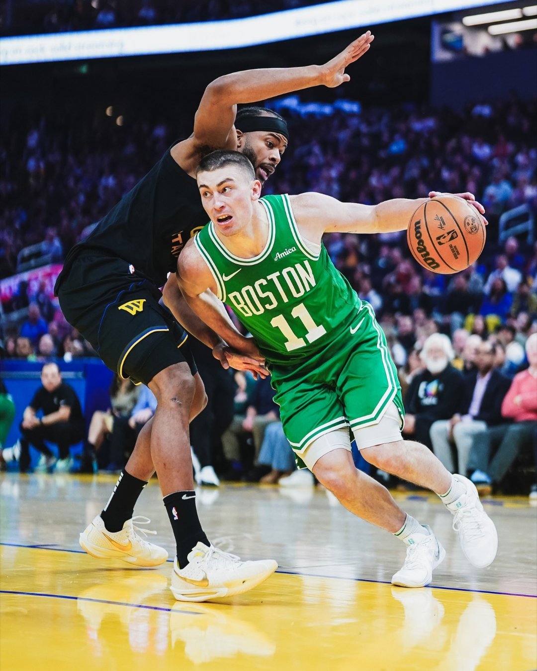 凯尔特人图库 这些年跟勇士队交锋的一些瞬间定格。不知不觉间，凯尔特人也变成了一支