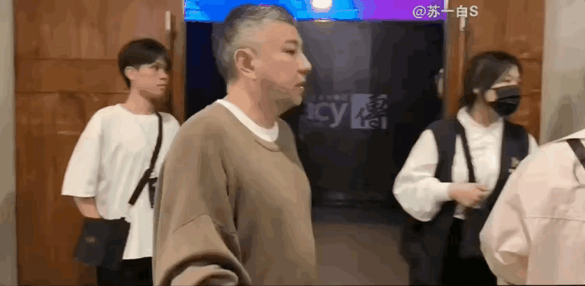 S家的三个女婿，一个打碟，一个打人，还有一个打钱[看]
徐家三女婿，打人的有恃无