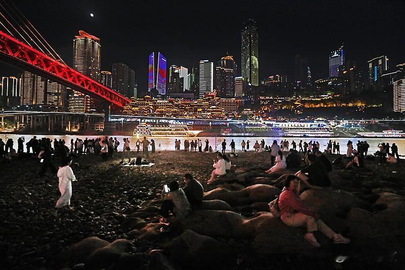 重庆最动人的风景，藏在江边的晚风里
 
看过很多重庆网红景点，打卡过热热闹闹的商