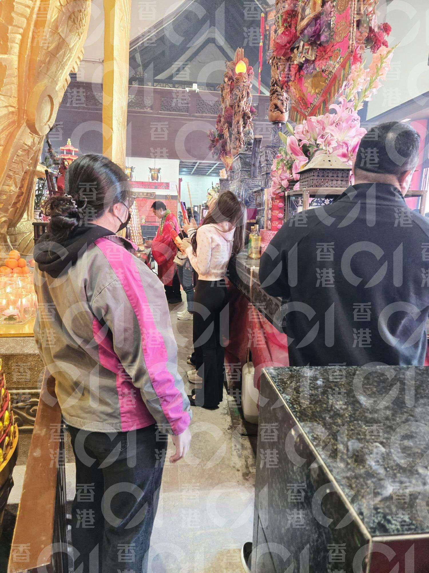 Lisa低调现身车公庙诚心参拜一头啡色曲发的Lisa素颜戴眼镜，身穿粉红色卫衣，