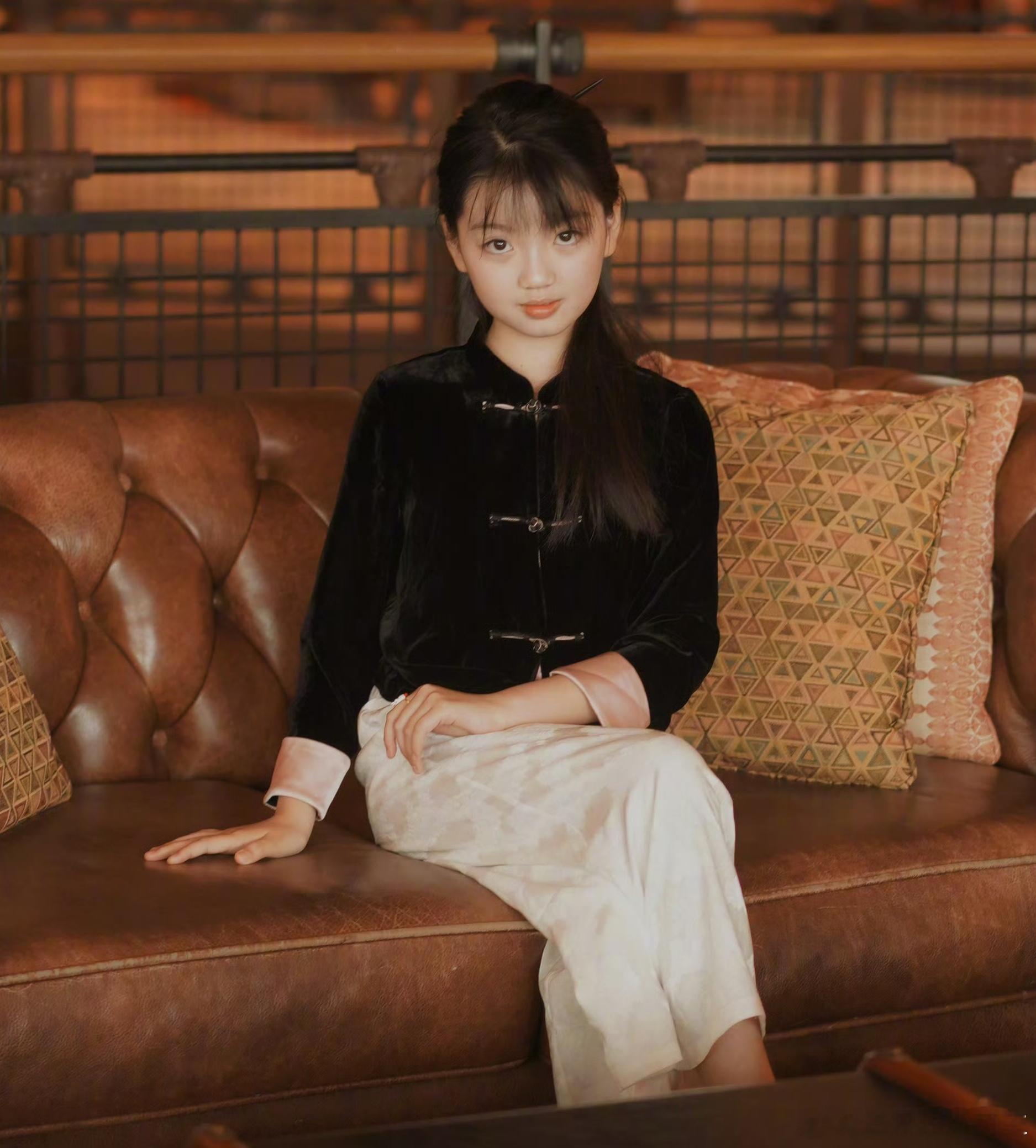 爸爸去哪儿阿拉蕾从萌娃长成小美人，穿黑马褂拍照漂亮又英气，太适合大荧幕 ​​​