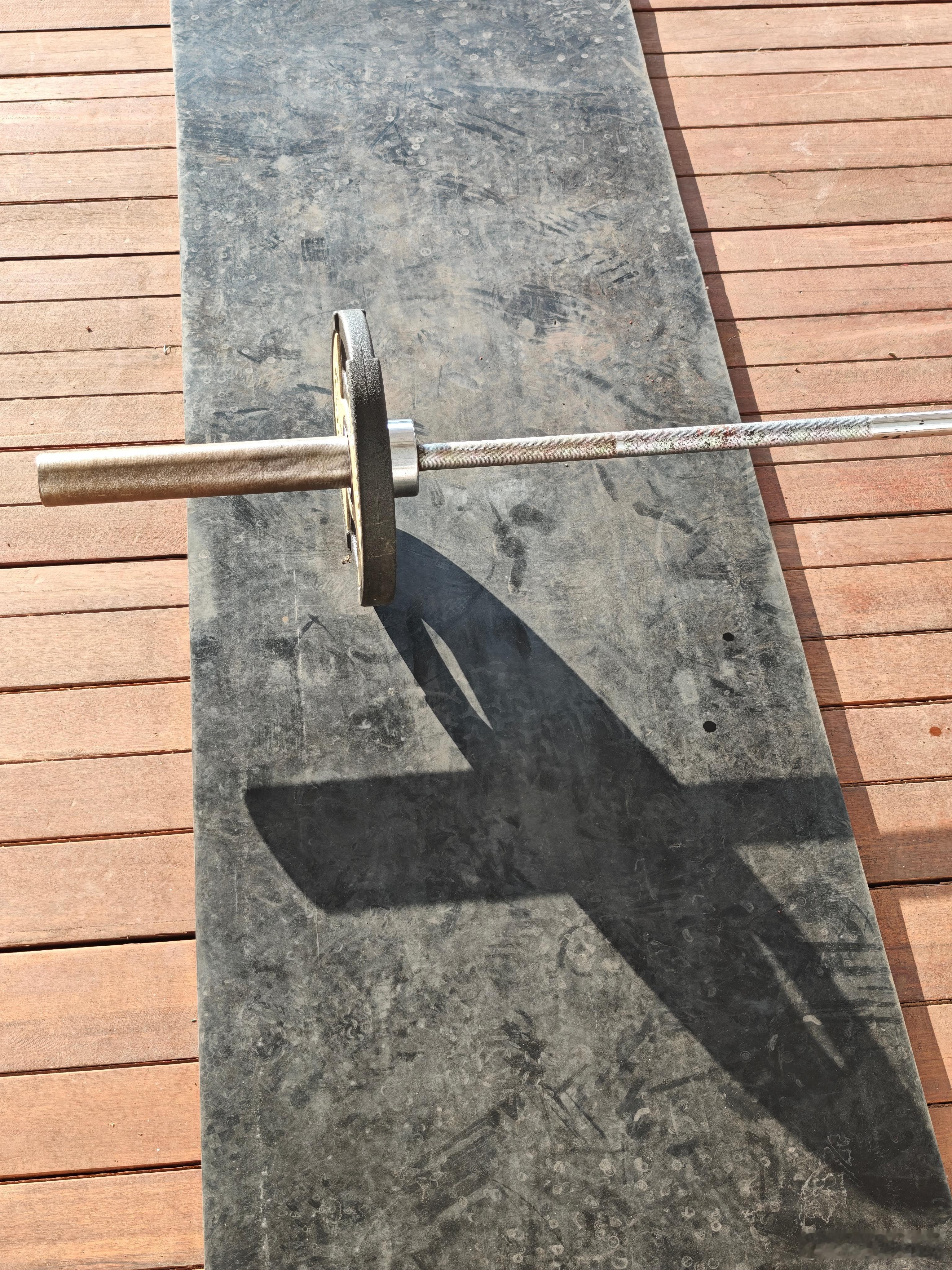 我平时不撸铁，今天在二沙岛体育场举了一下这个杠铃，他们说这有60斤，但是我觉得好