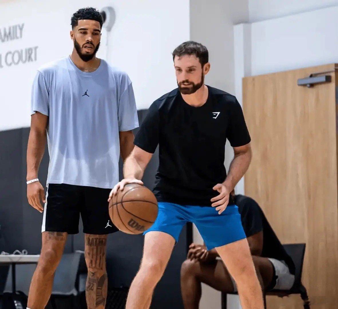 ESPN：塔特姆每天进行两次训练，修复他投篮中的机械性问题[笑cry]#nba吐