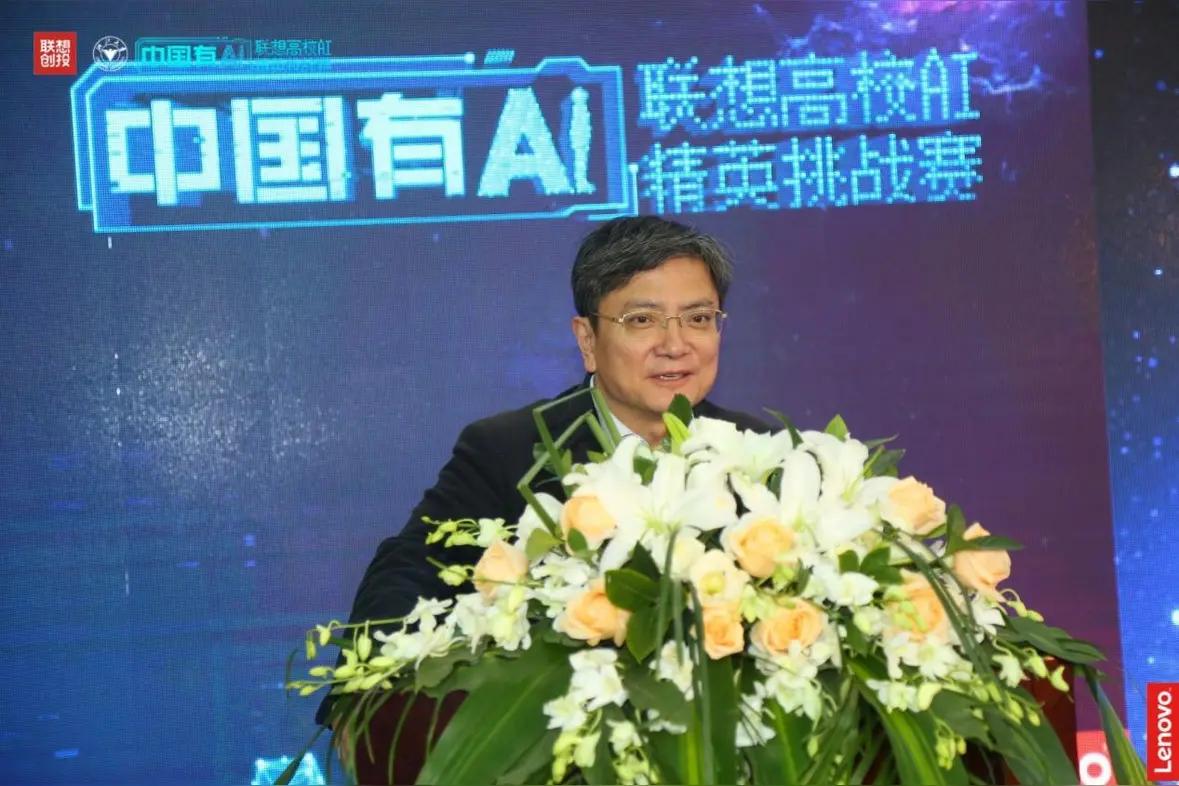 我们总在短视频里刷到AI机器人翻跟头、耍武术、陪聊解闷，觉得这就是科技进步；我们