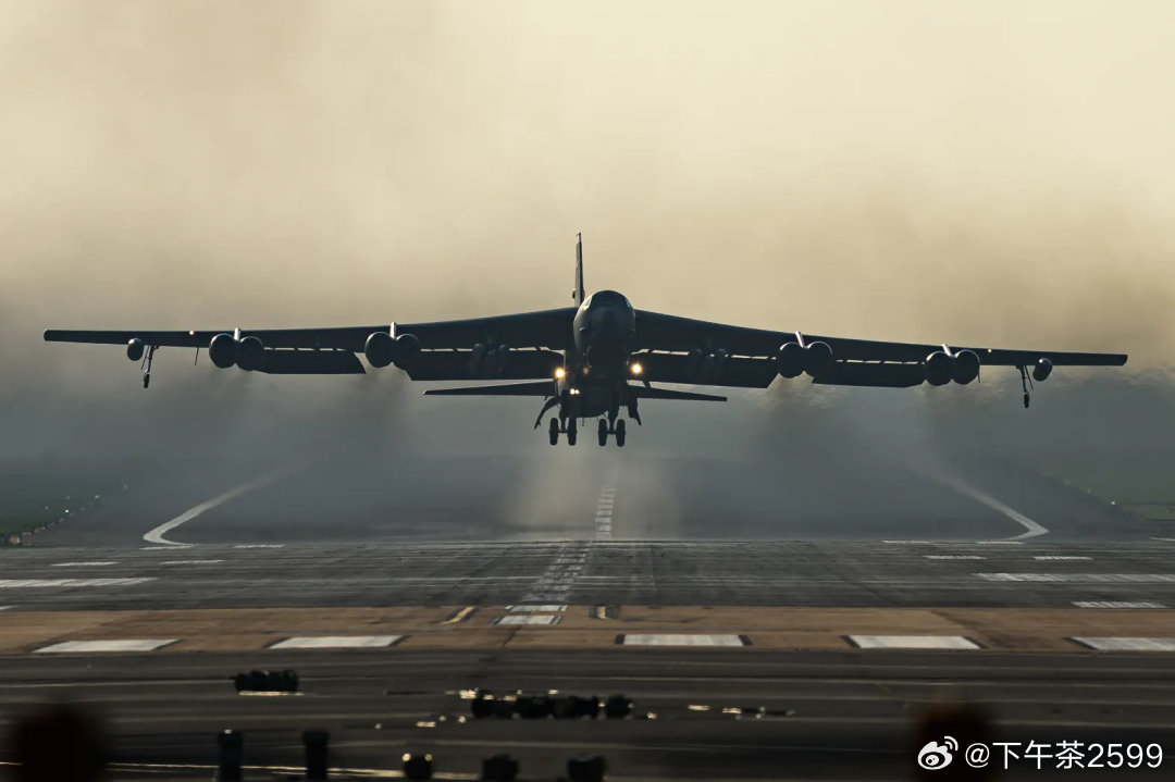 美国一架B52轰炸机坠毁当地时间6月15日，美国加利福尼亚州爱德华兹空军基地发布