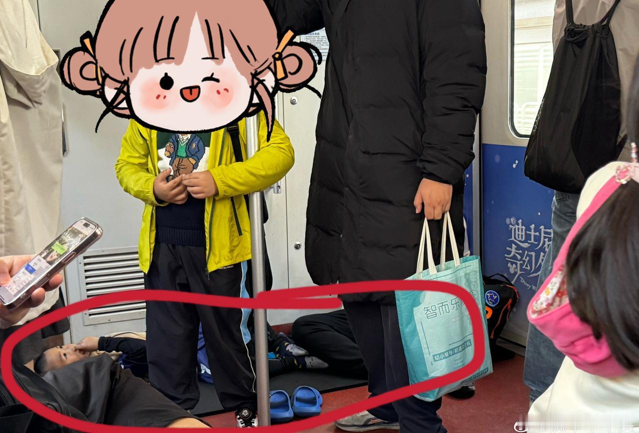 11号线简直逆天了，小板凳已经不算什么了，这个直接铺了一块长垫子，脱了鞋子躺在上