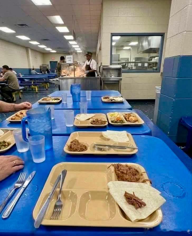 “林肯”号航母上的类食物状物体 