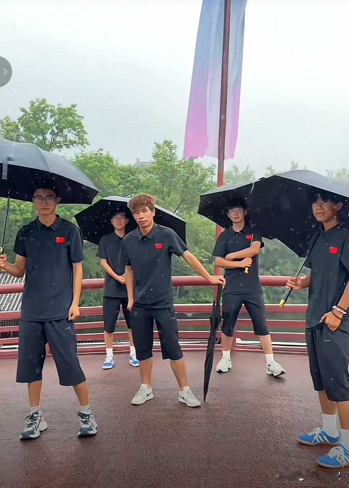 西瓜少年马c也到浙江金华，与四位西瓜少年们汇合了。马橙是和哥哥一起来的，他们一行