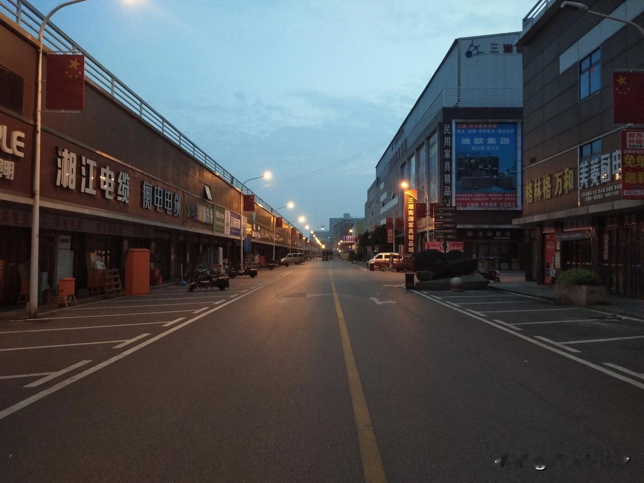 坐标长沙三湘大市场 时间凌晨4.50 整晚灯光通明 此刻市场内安逸空无一人 再过