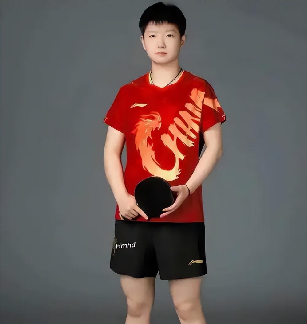 金牌第一，胸前没汉字，这衣服谁定的？
1990年北京亚运会，中国队衣服上印着大大