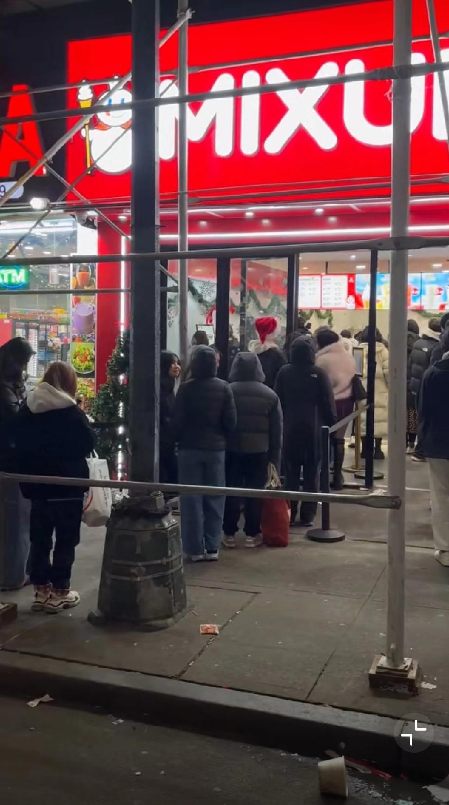 纽约街拍博主WalksWallstreet说：“蜜雪冰城在纽约开设首家门店，队伍