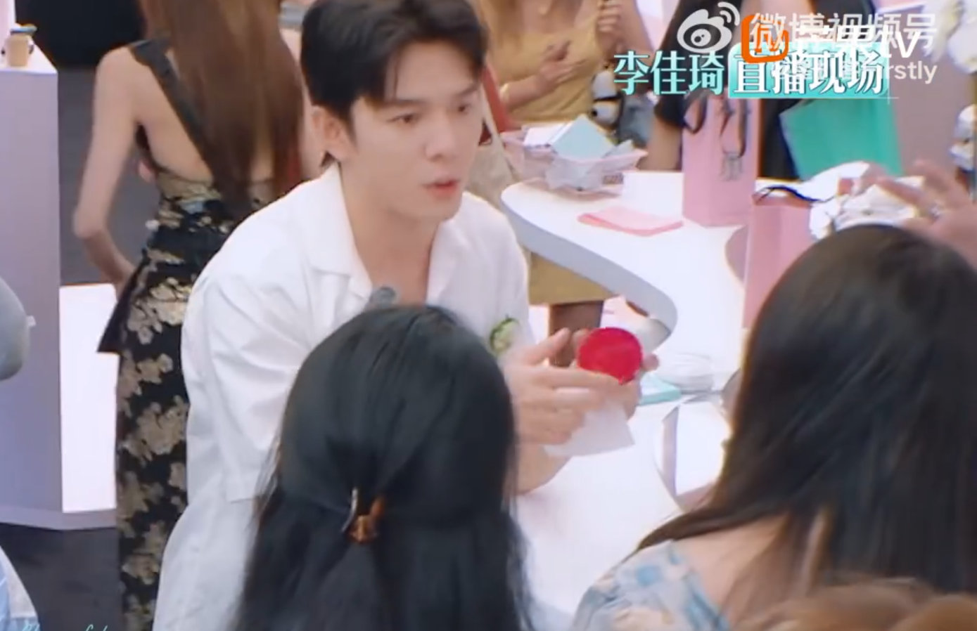 李佳琦[超话]李佳琦刻在骨子里的随地种草合伙人们各忙各的客人，李佳琦忙着 “两不