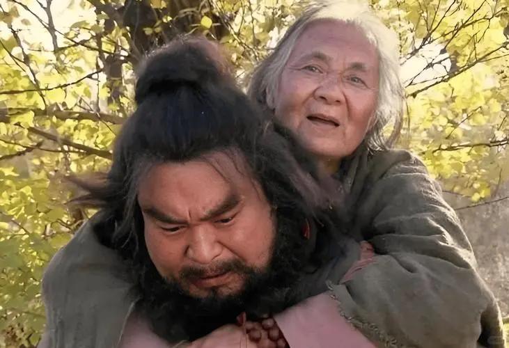 农村有句老话：远了香，近了殃。意思是，离得远的子女，父母天天想，觉得什么都好。守