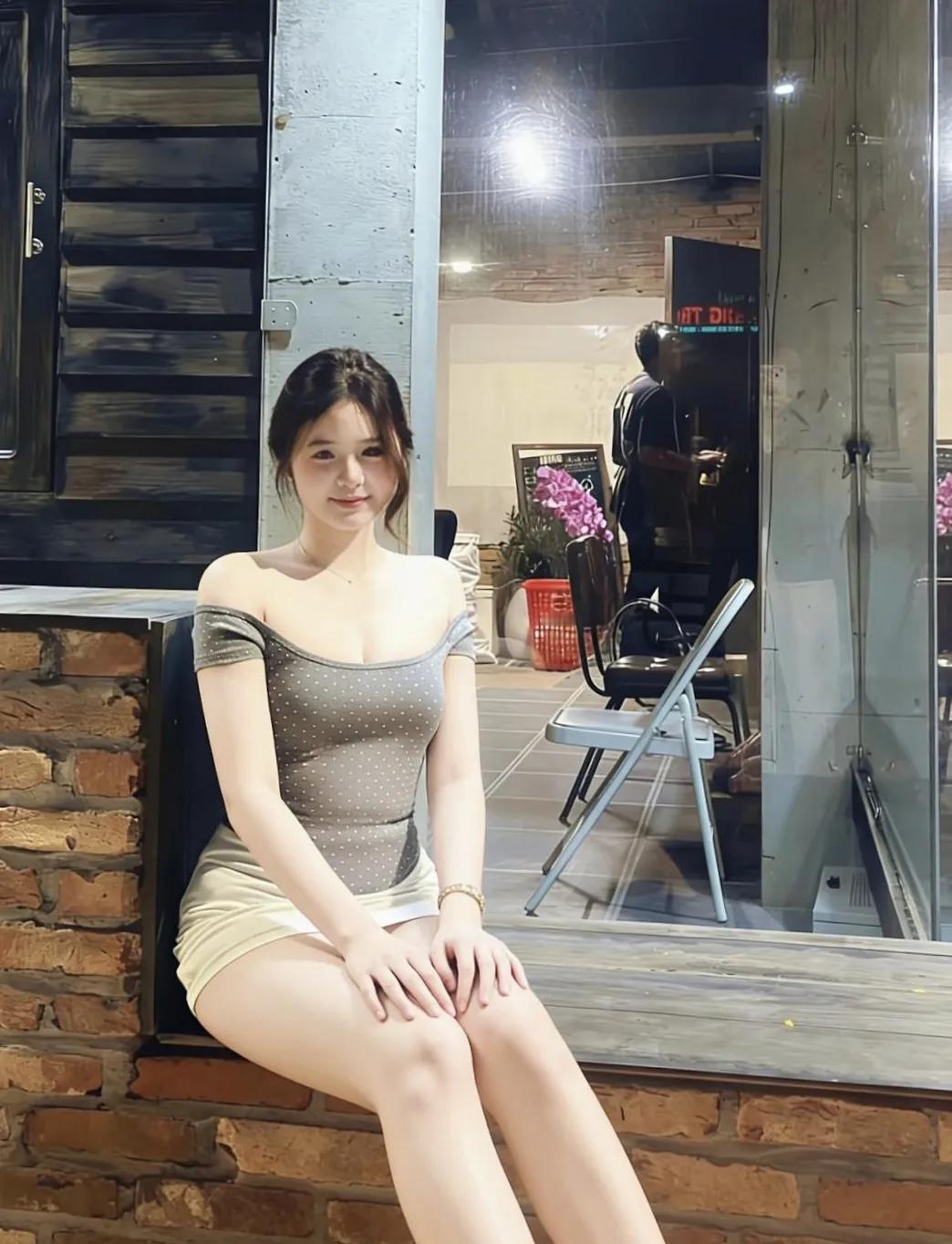 夜晚的咖啡馆，少女静坐窗边，等待着浪漫的邂逅。🌃💕看看气质女神的穿着搭配吧 