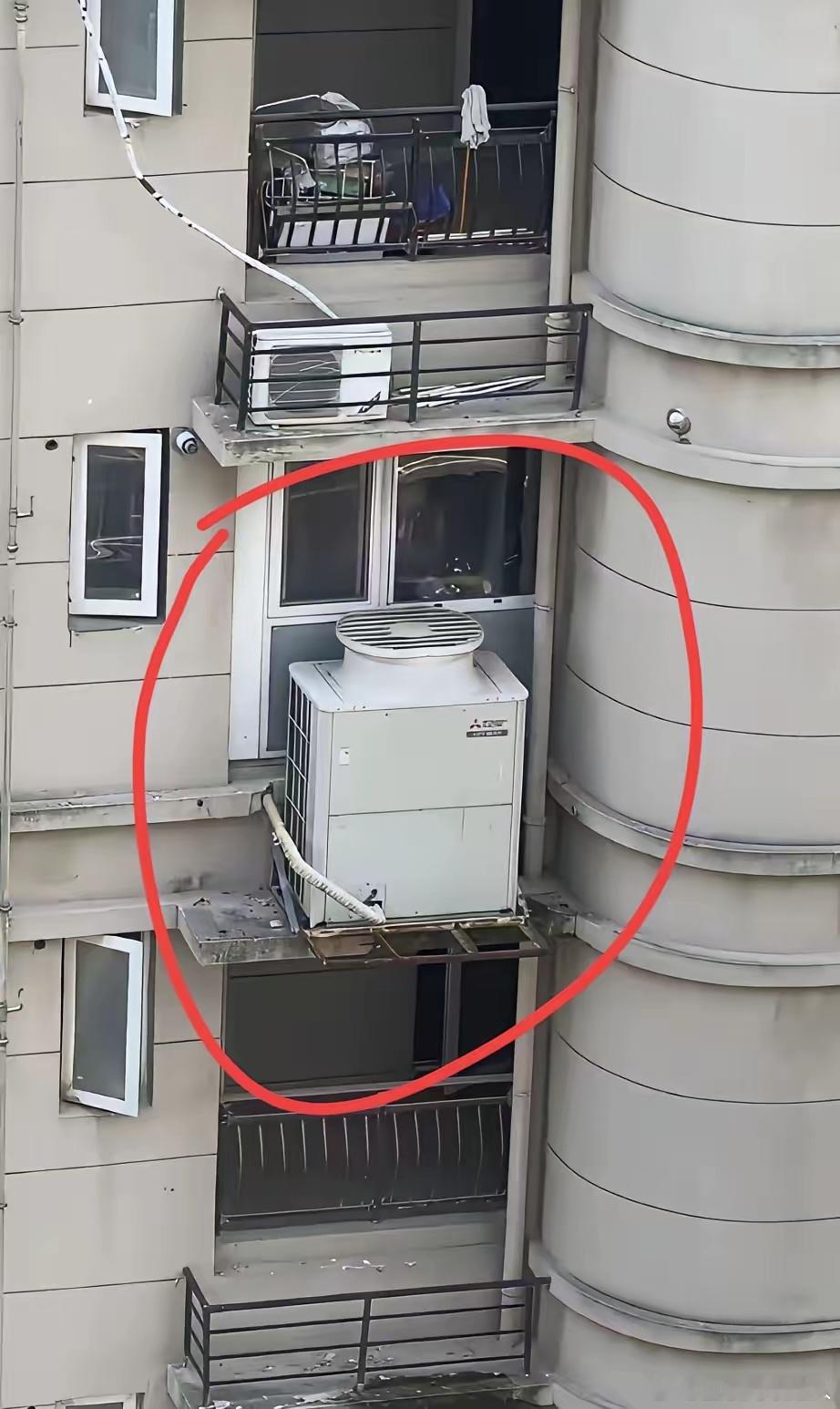 路过一个小区的时候，被这个外墙上面的空调外机属实震惊了。一个普通居民房居然装了这