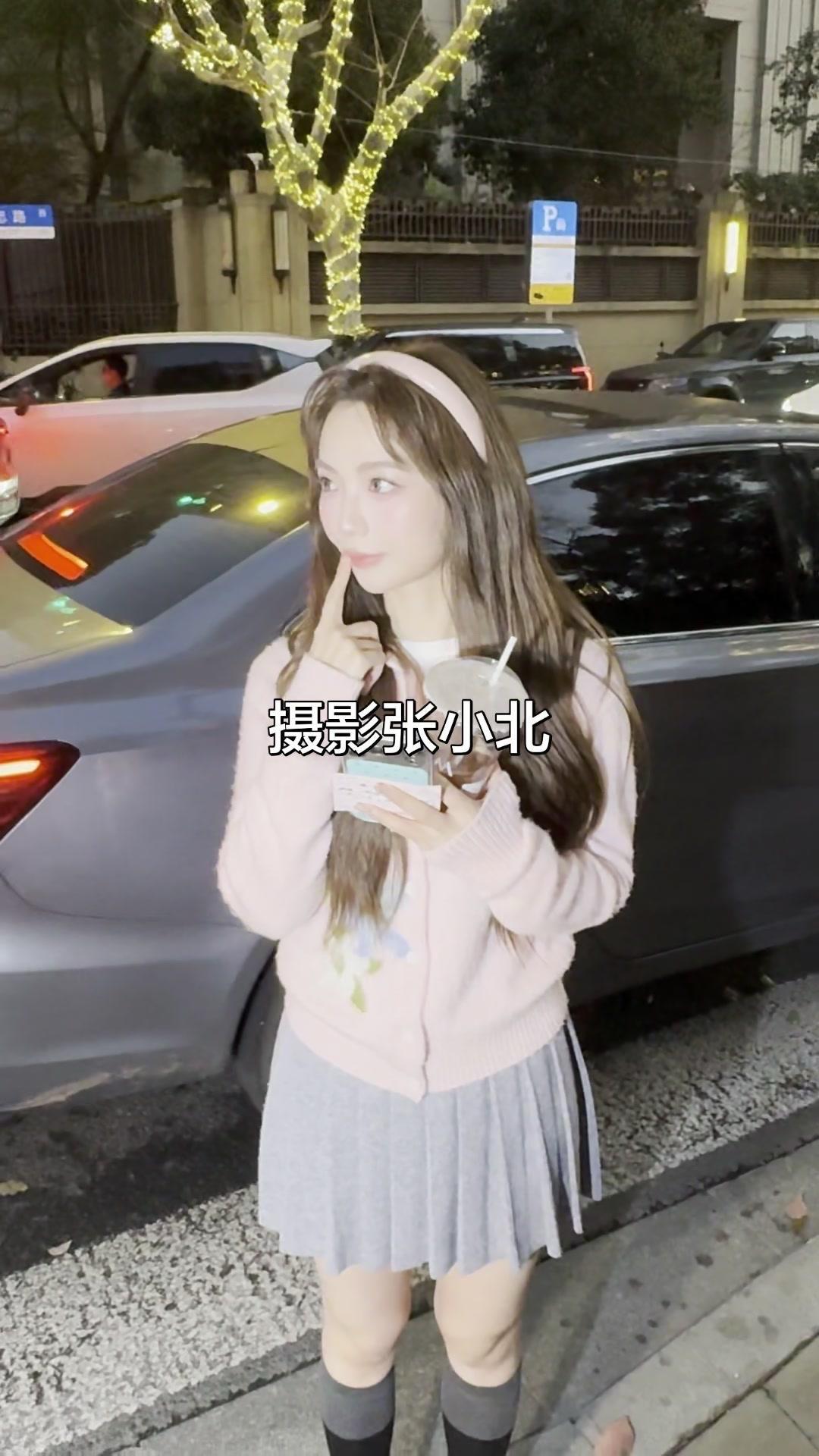姐姐的穿搭好有少女感，每一套都透着可爱。
格子裙配白衬衫，扎着双马尾，站在楼梯转