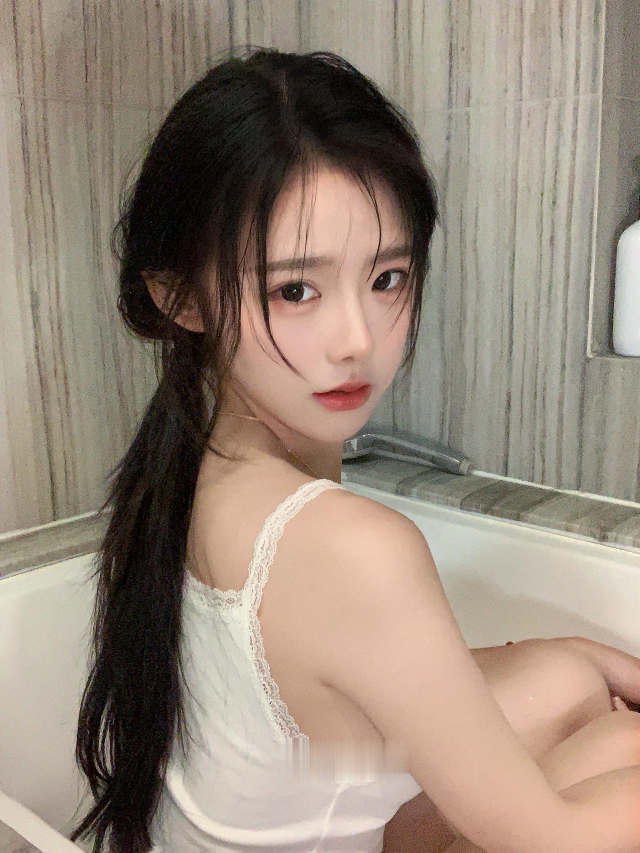 小鹿在碰撞 你头发湿漉而芬芳。