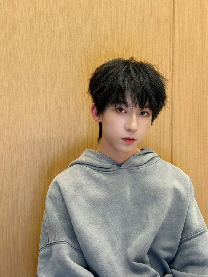 杨博文录音室随拍  谁被录音室随拍的杨博文帅晕了！顺毛卫衣look自带学长滤镜，