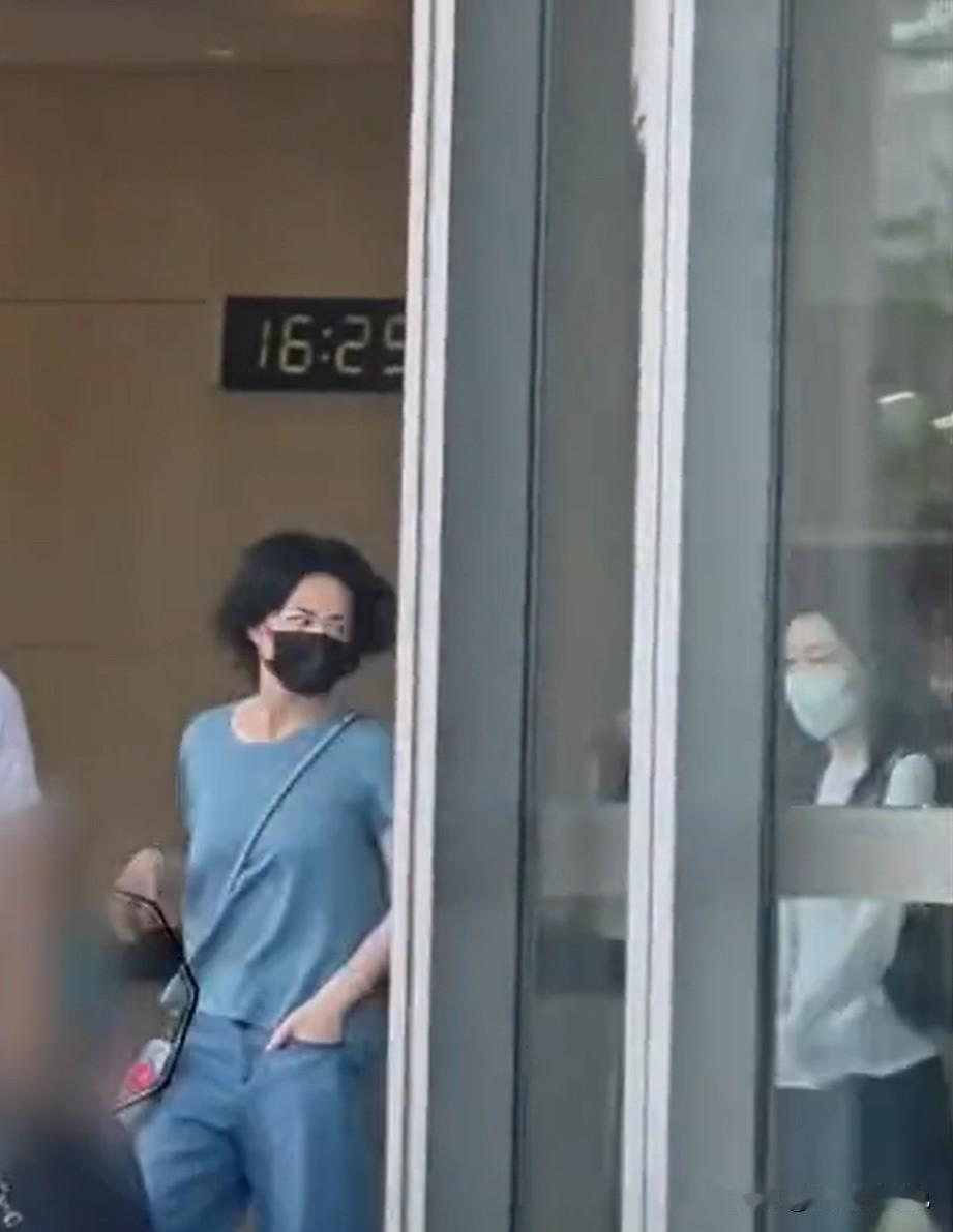 王菲远赴大理接李嫣，跟小跟班似的，即使是天后在孩子面前也没有一点架子，李嫣上车了