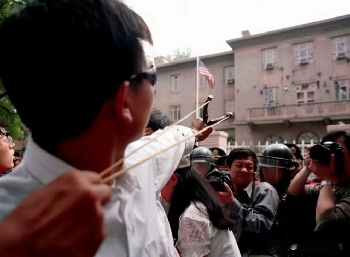 1999年，北约悍然轰炸我国驻南联盟大使馆，三位同胞不幸罹难，举国悲愤。愤怒的民