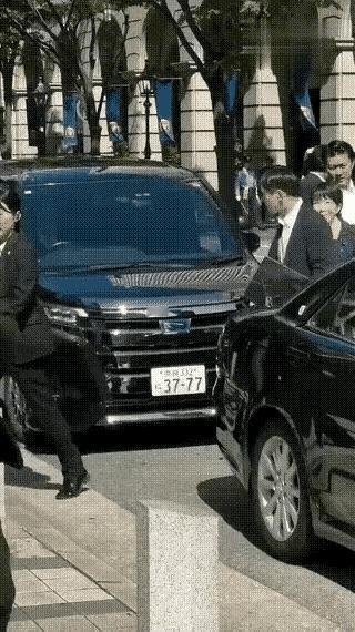 真的越看越膈应！高市早苗公务车车牌37-77一曝光，瞬间让人脊背发毛，这串数字对