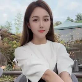 白衬衫的清新与自然的结合，打造出别样的清新感！