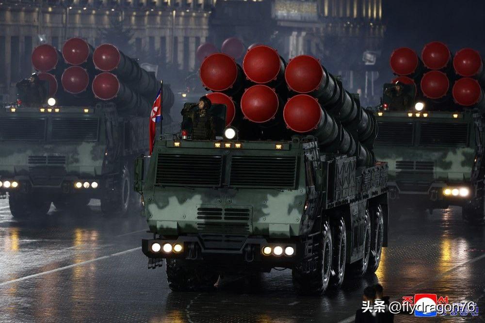 🇰🇵传奇的600毫米KN-25型火炮，轮式版本，可携带六枚导弹。

目前，其