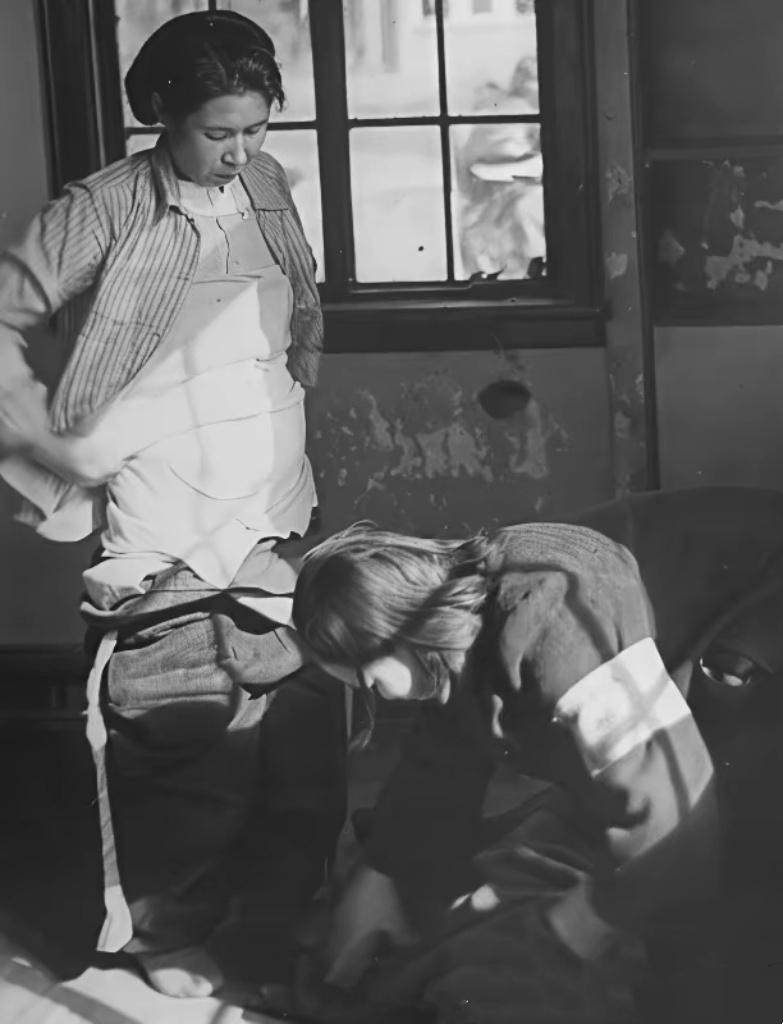 1947年，上海。鬼子投降后，日眷被陆续遣送回日本。临行前在码头接受“脱衣临检”