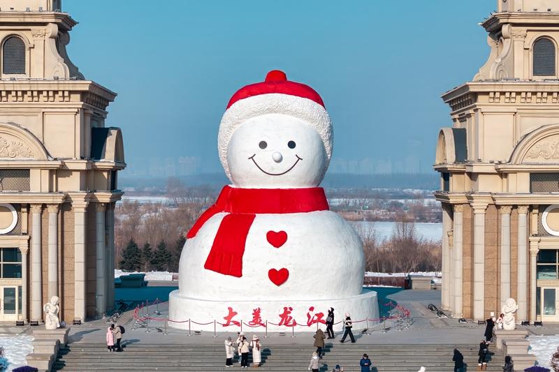 12月4日，在道里区音乐公园，大雪人开启造雪施工。今年它可是升级了，身高19米，