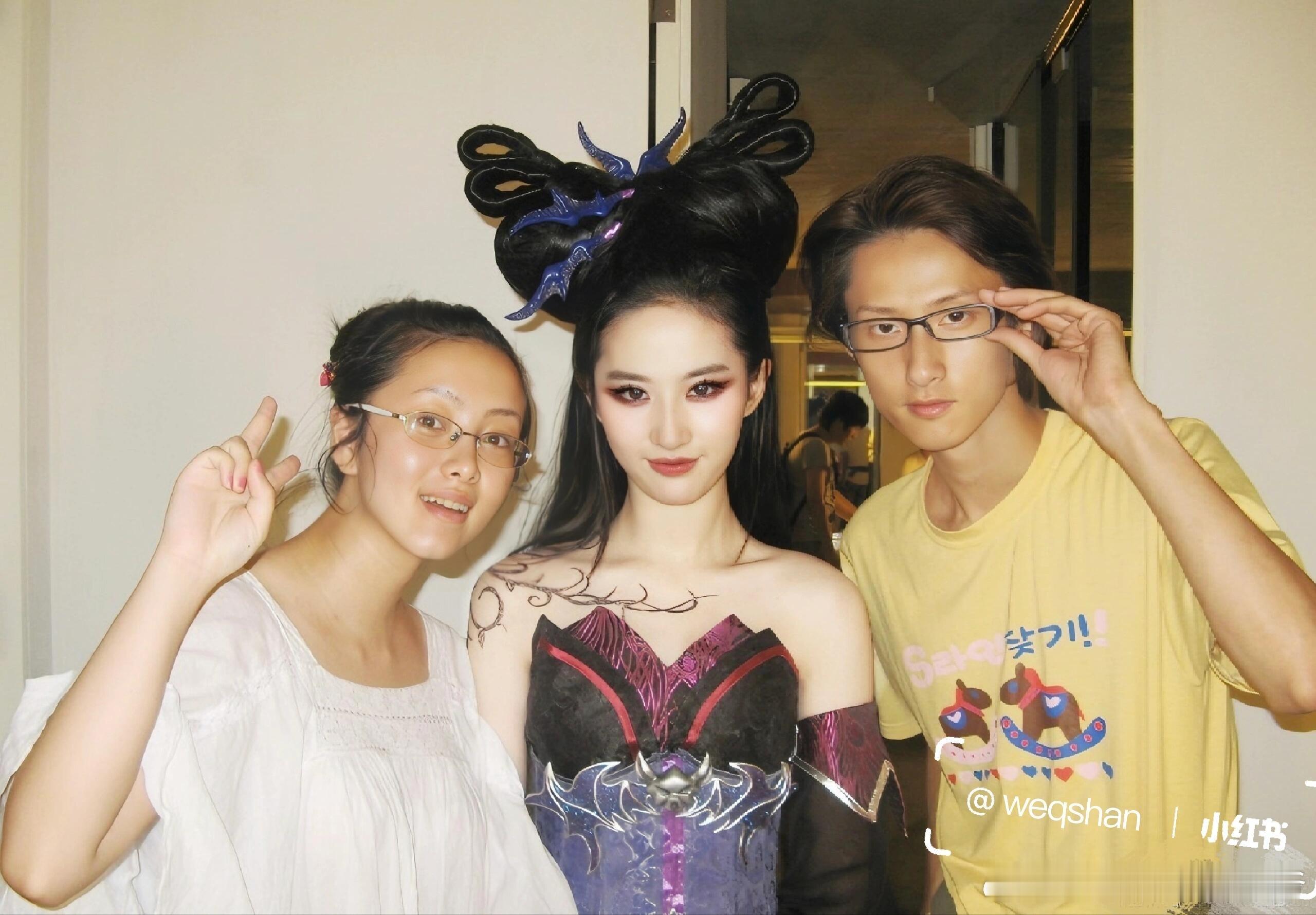 刘亦菲早期杀马特合照 有点想看她演反派#刘亦菲早期杀马特合照##刘亦菲杀马特旧照