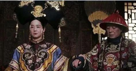 1900年，八国联军的枪炮声还没停，紫禁城里已经乱成一锅粥。慈禧带着光绪帝连夜跑