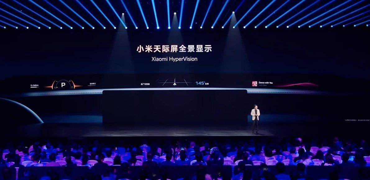 YU7搭载的小米天际屏，显示 SR、导航等各种信息，三块 Mini LED屏幕组