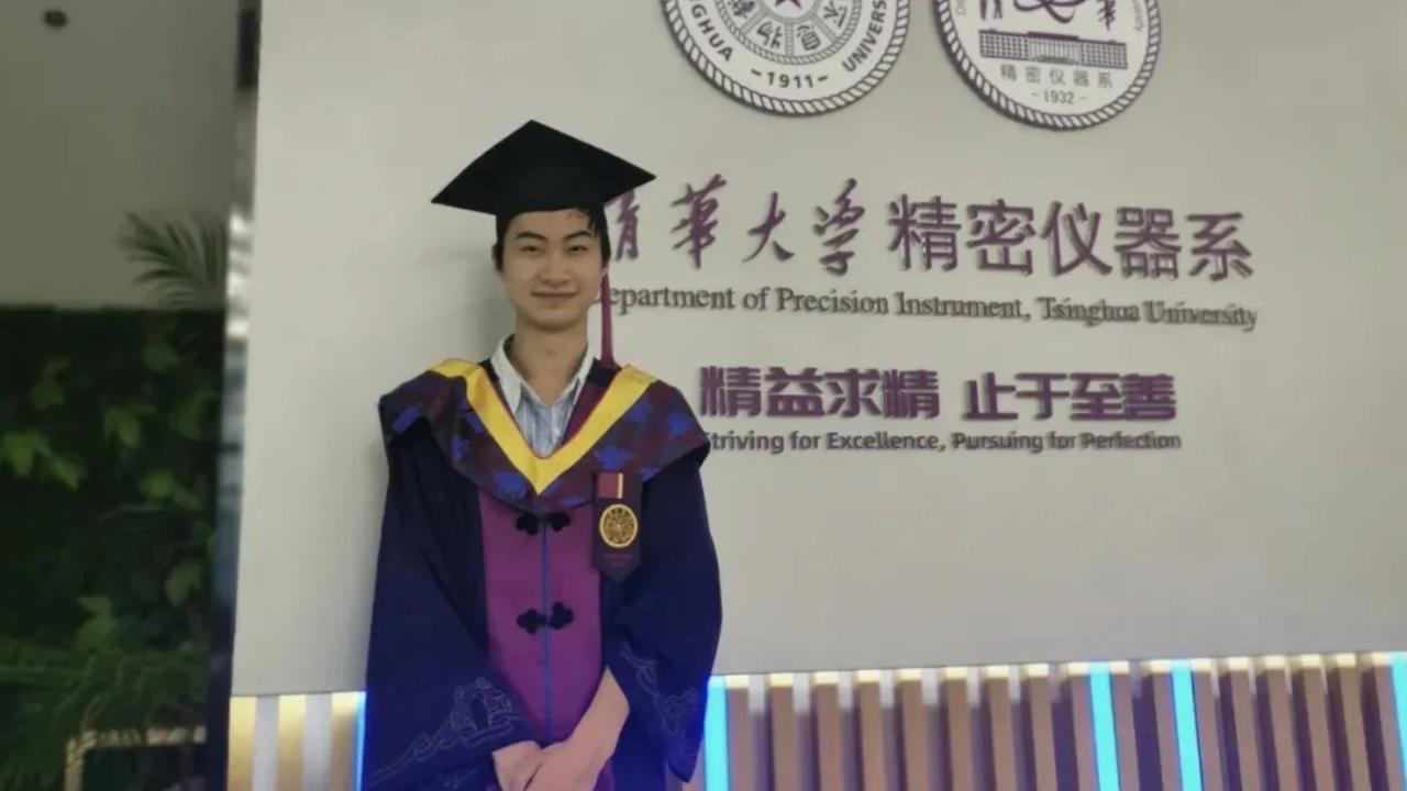 不是天赋异禀，而是百炼成钢！庞众望的跨年颁奖礼，藏着最动人的成长答案：在困境中向