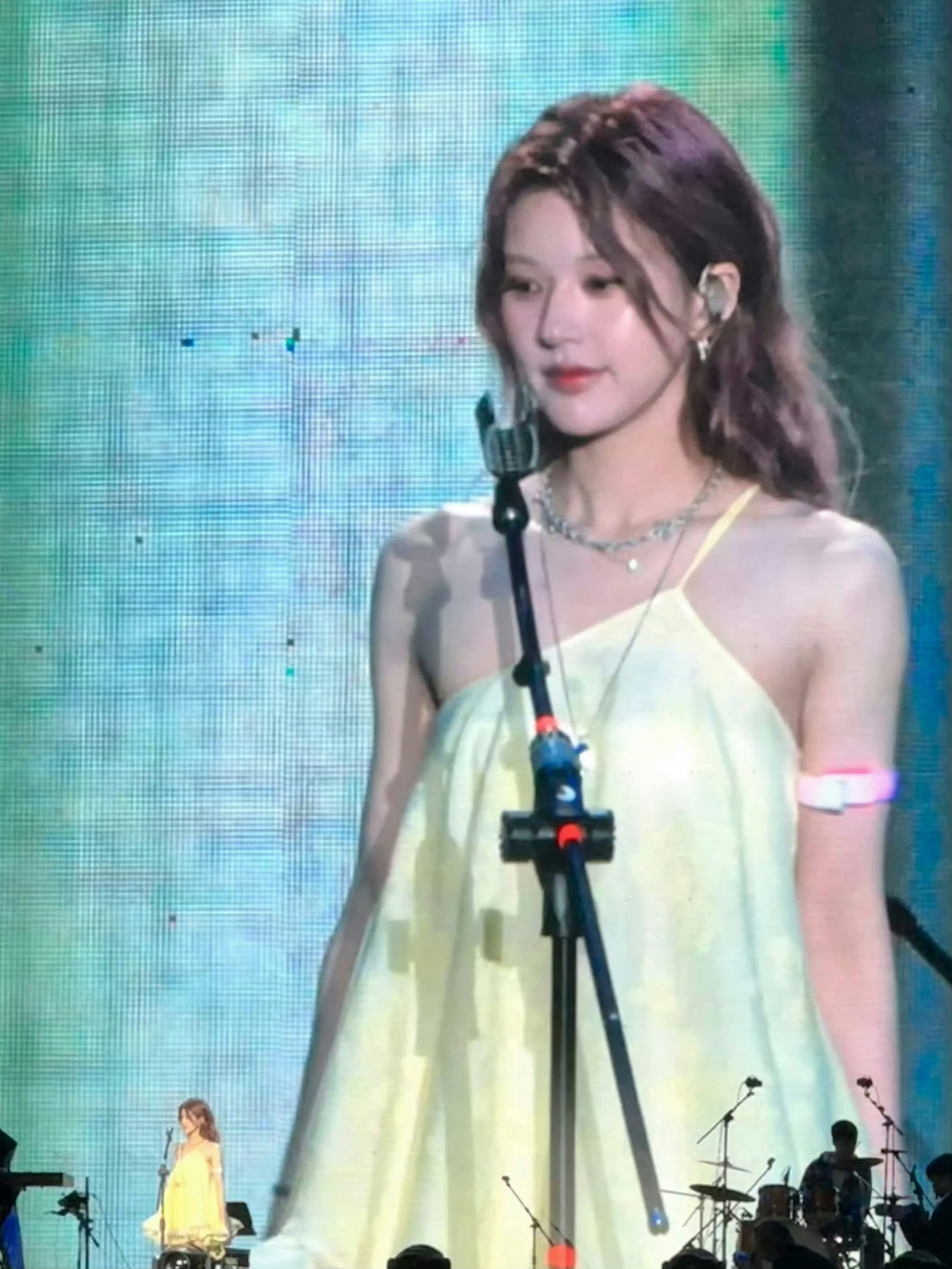 来看赵露思音乐节大屏动图 有被美到吗 ​​​