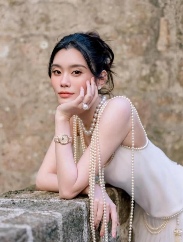 奚梦瑶晒照感谢婆婆婚礼结束后奚梦瑶发文致谢婆婆，大婚首饰来自婆婆私藏古董珠宝。日