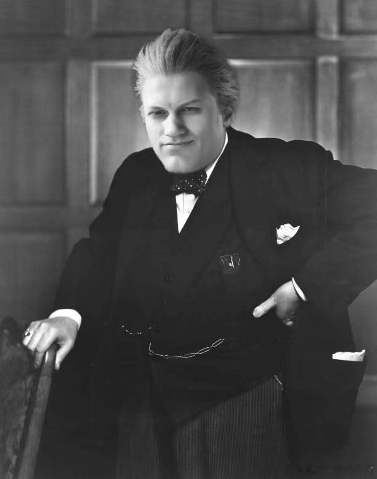 3140*在跟舍友聊历史*舍友：…那个斯大林，那个英国首相维吉尔还有斯大林我：昂