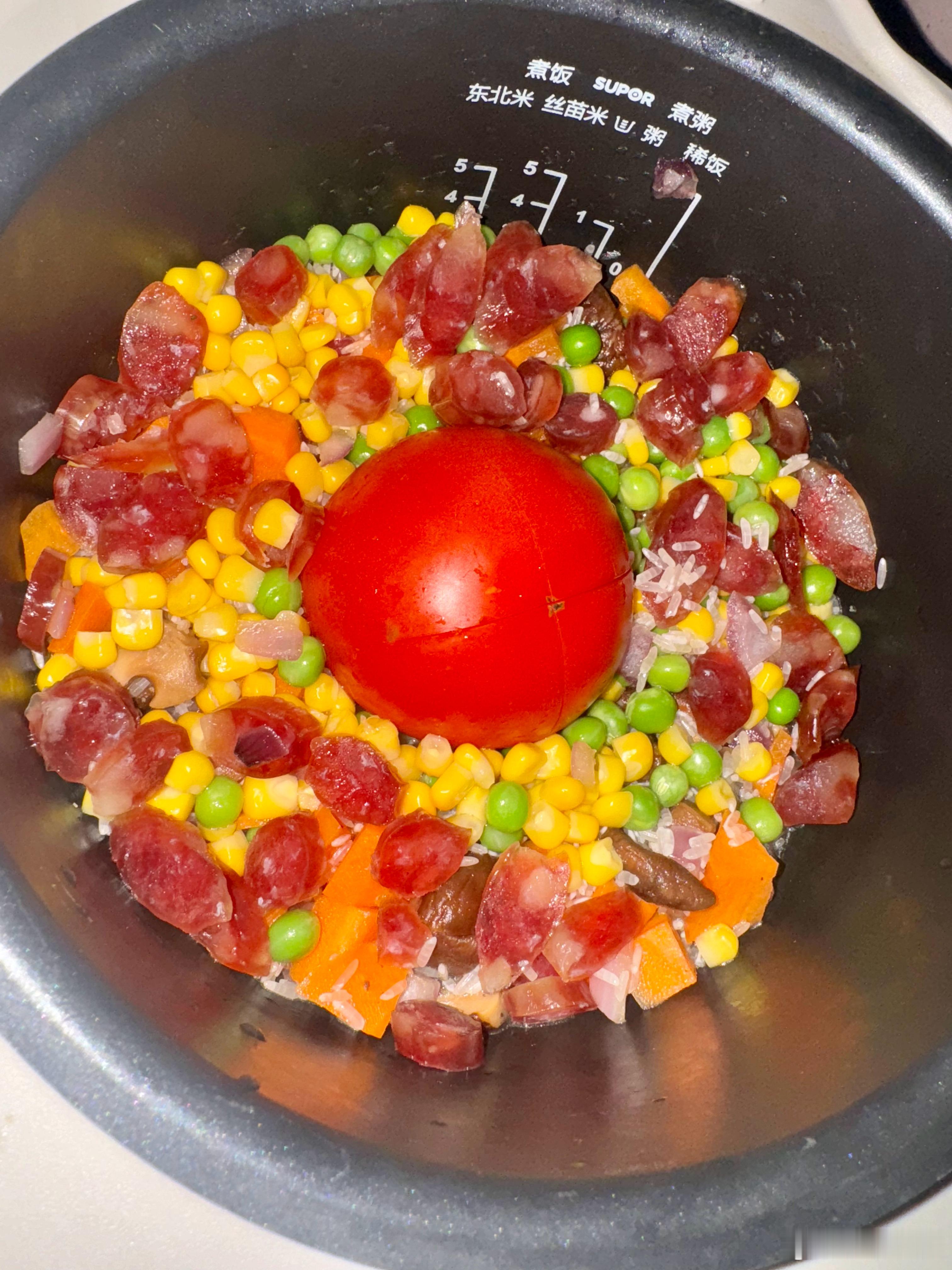 做番茄腊肠焖饭还把手切了 ​​​