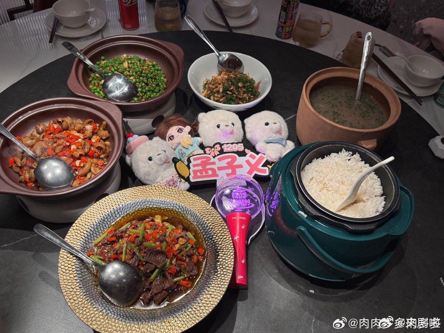 2026年第一顿饭是孟子义请的孟子义跨年夜请粉丝吃饭孟子义用一顿饭开启2026！