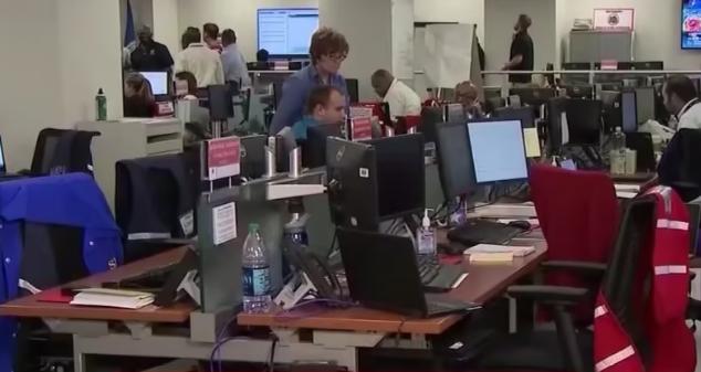 凌晨2点5人定国运！美国国土安全拨款闹剧，藏着两党最丑陋的算计。

美国国会山凌