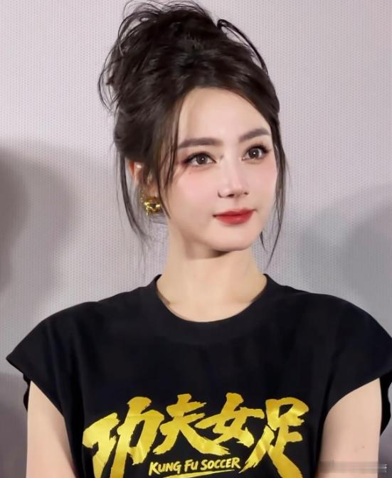 1.迪丽热巴拍功夫电影的时候挺卖力气的，完全是豁出去的程度，很受导演欣赏，下一部