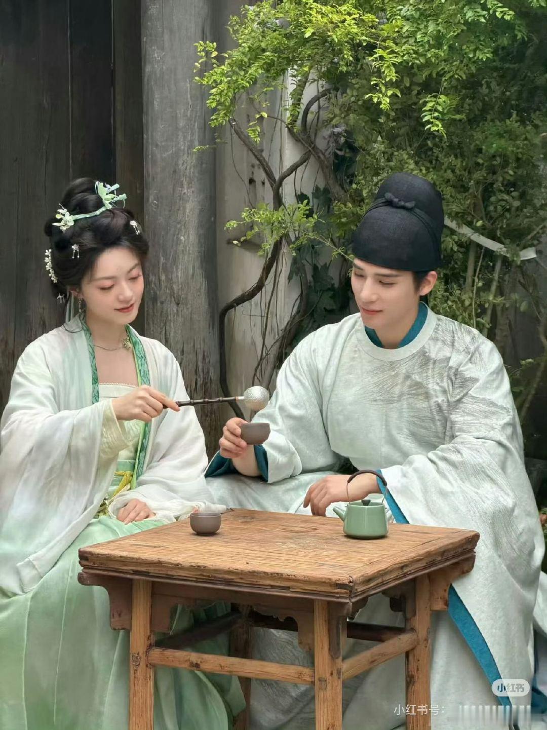一念江南官配大事很妙 一念江南 这对官配氛围感绝了！浅绿襦裙配素色长袍，眉眼间全