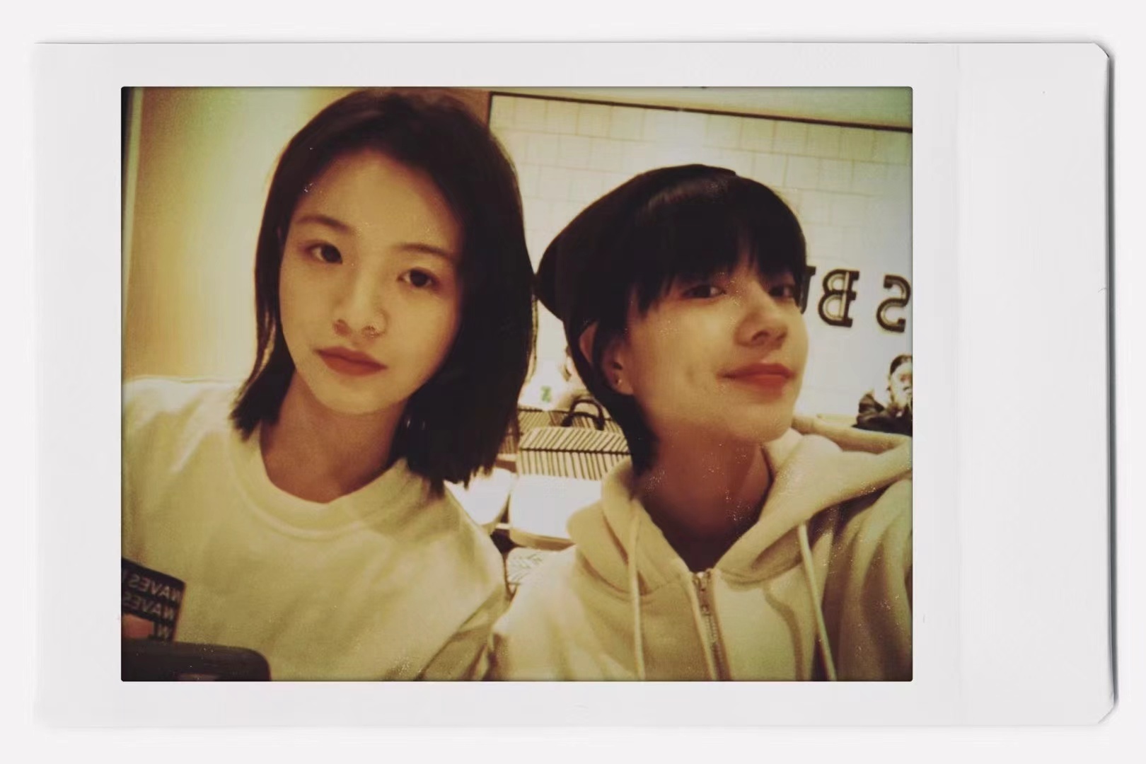 庄达菲晒照为李庚希庆生  庄达菲晒照为李庚希庆生，李庚希生日快乐，友谊地久天长！