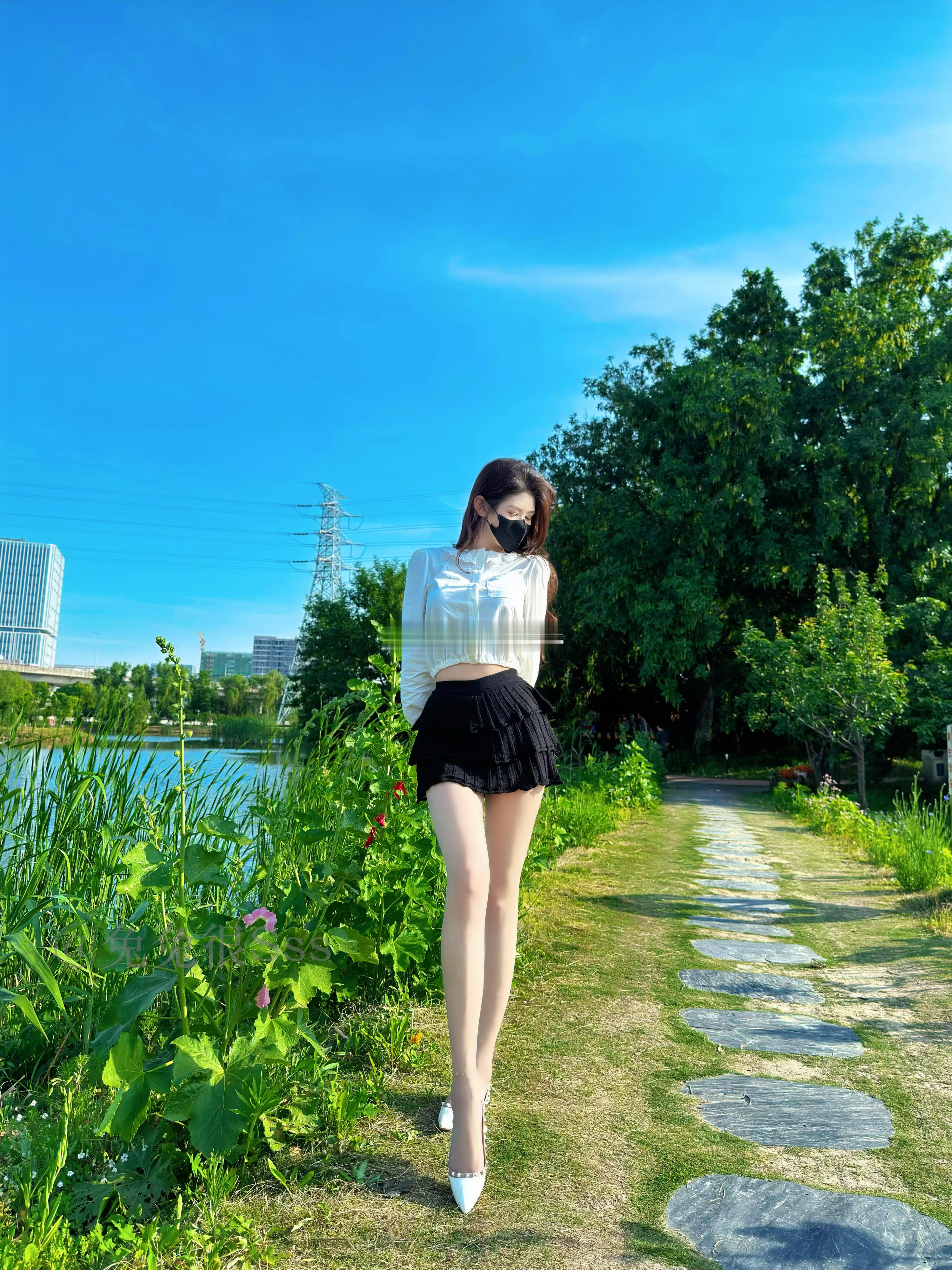 白衬衫的柔，黑短裙的俏尖头鞋压一下甜是属于夏天的松弛感今天穿什么ootd