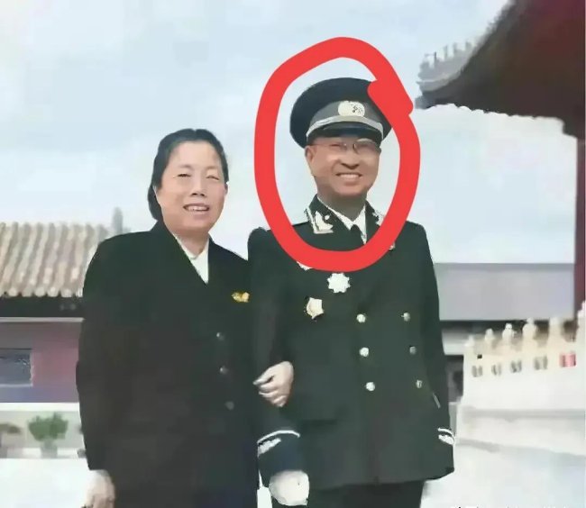 这位身着1955年式大将礼服、笑容灿烂地与邓颖超大姐挽臂合影的人，究竟是谁呢？据