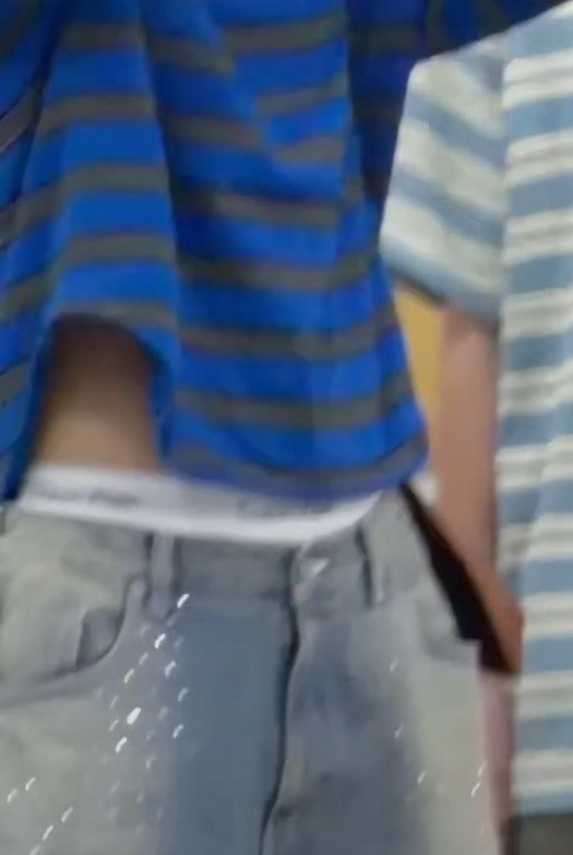 够骚 
