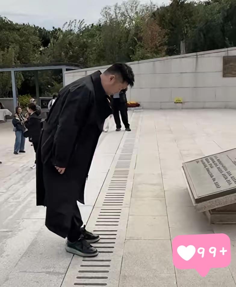 现在最让人感慨的演员
应该就是巩峥
他千不该万不该只把角色演完
他拍完《沉默的荣