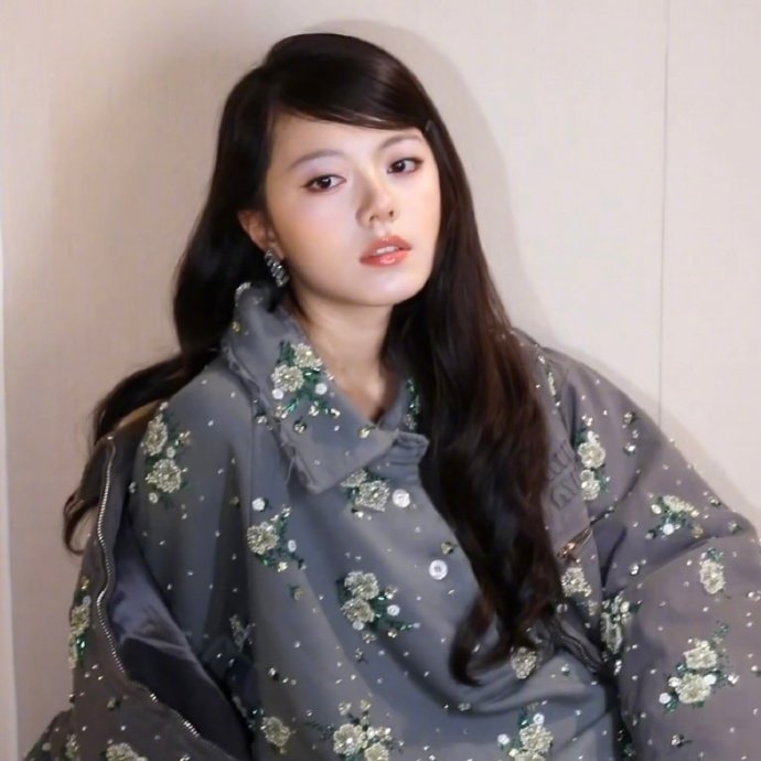 #赵今麦刘海##赵今麦粉紫细闪眼妆# 最新大片曝光，麦麦这次新尝试了复古刘海造型