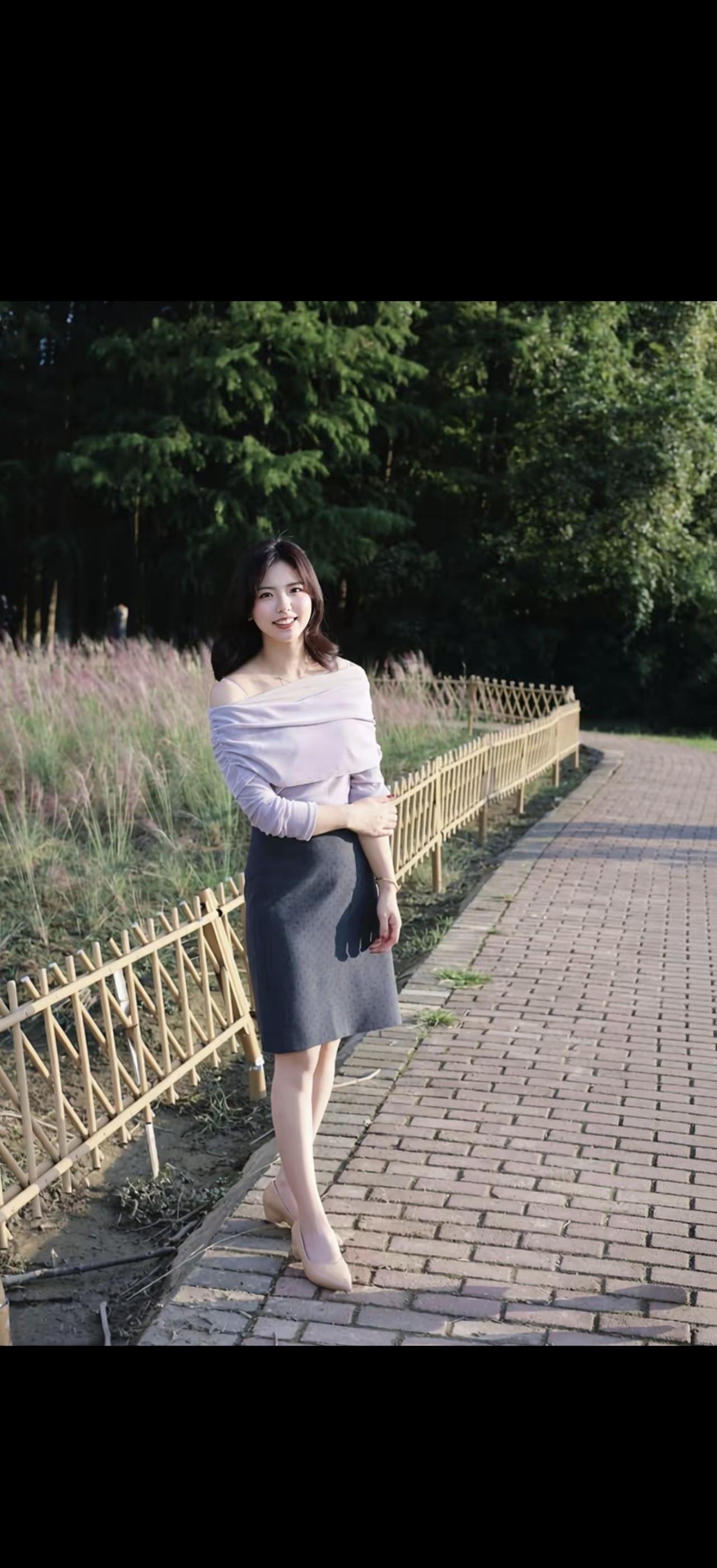这位美女在公园里拍照呢。